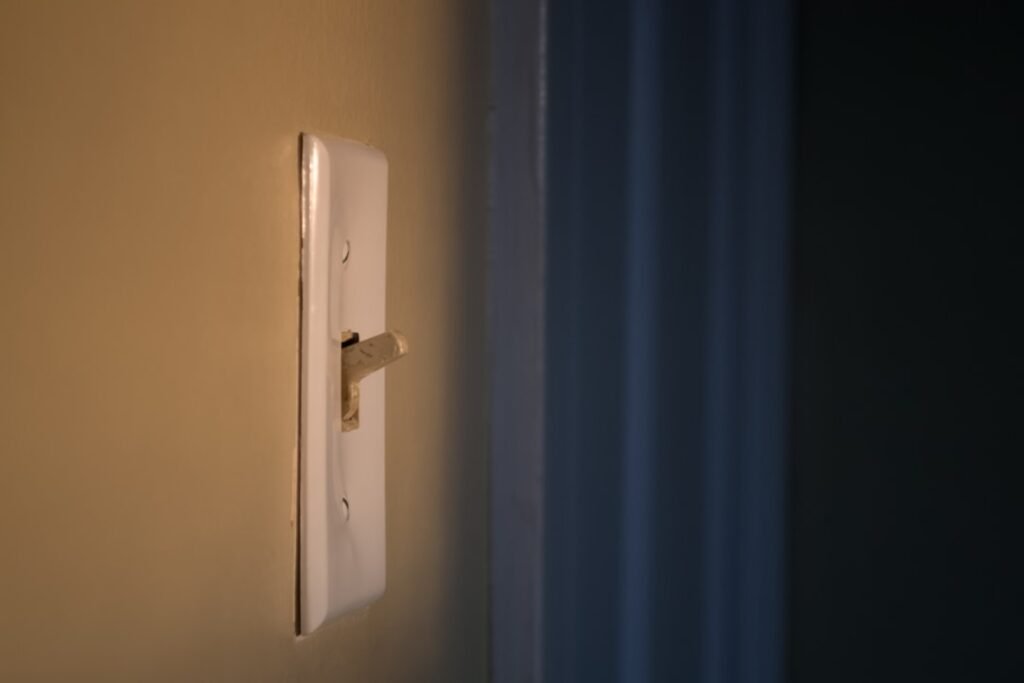 Jak Podłączyć Wyłącznik Krzyżowy – Schemat i Praktyczny Poradnik