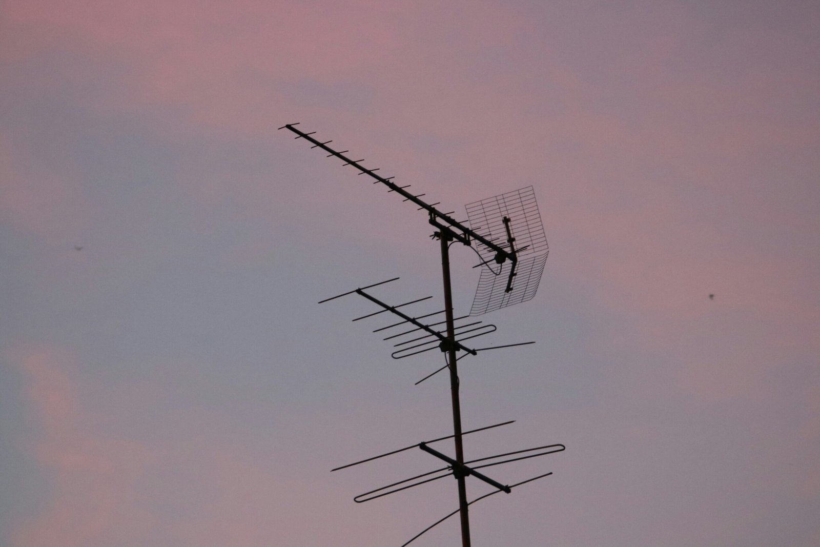 a antenna with a pink sky