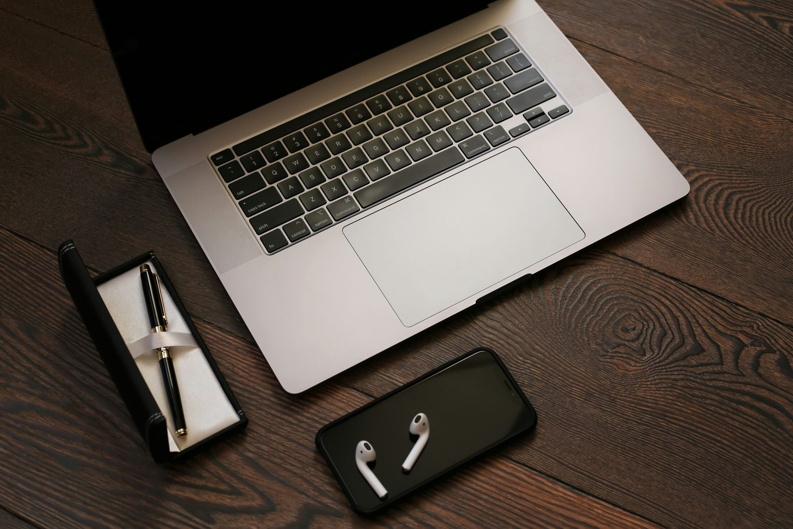 macbook pro beside space gray iphone 6