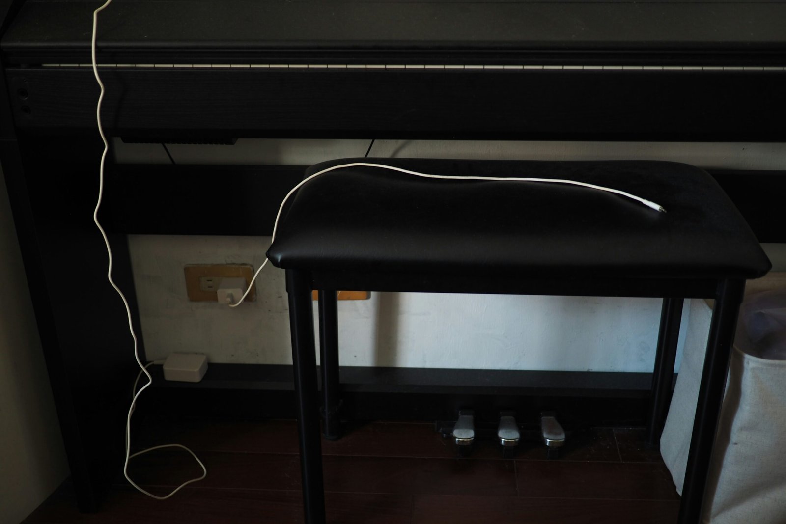 black and white piano keyboard