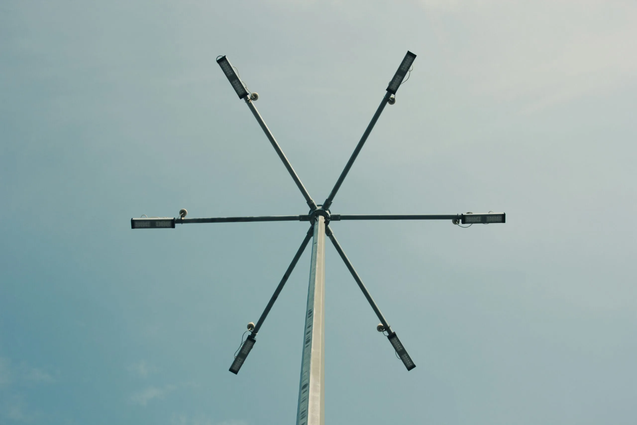 A tall pole with four antennas on top of it