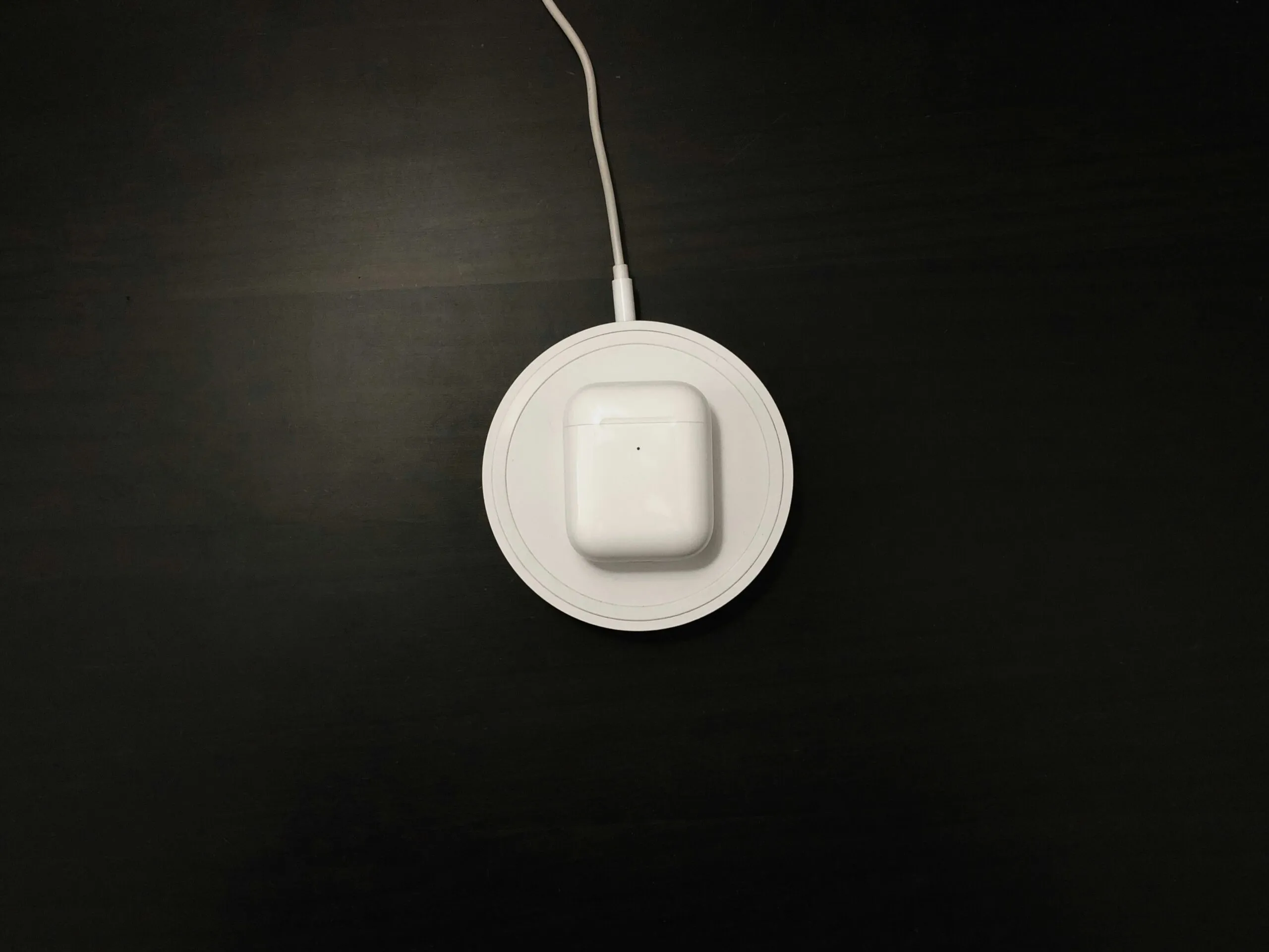 white plastic Airpod container