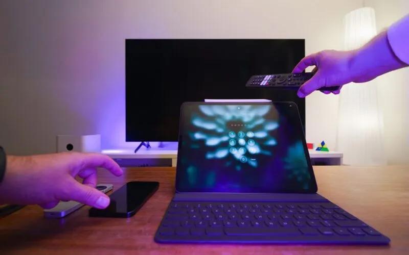 Tablet z telewizorem - kabel czy bezprzewodowo? Poradnik