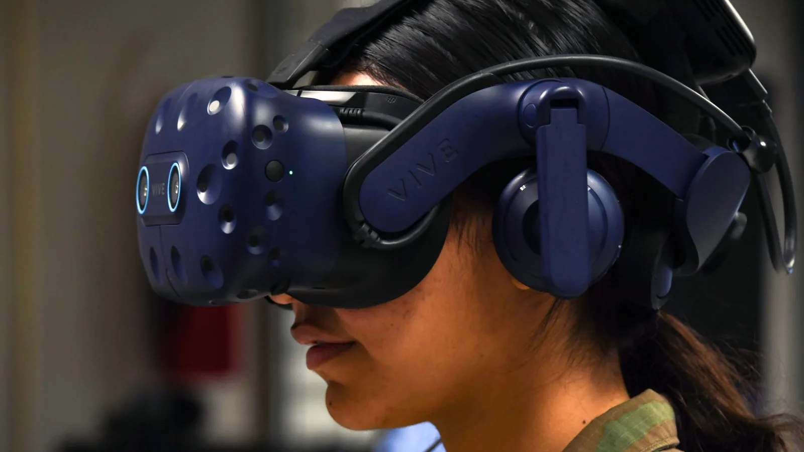 Co to jest Spatial Computing? Proste wyjaśnienie technologii Apple Vision Pro i Meta Quest 3 oraz realne zastosowania
