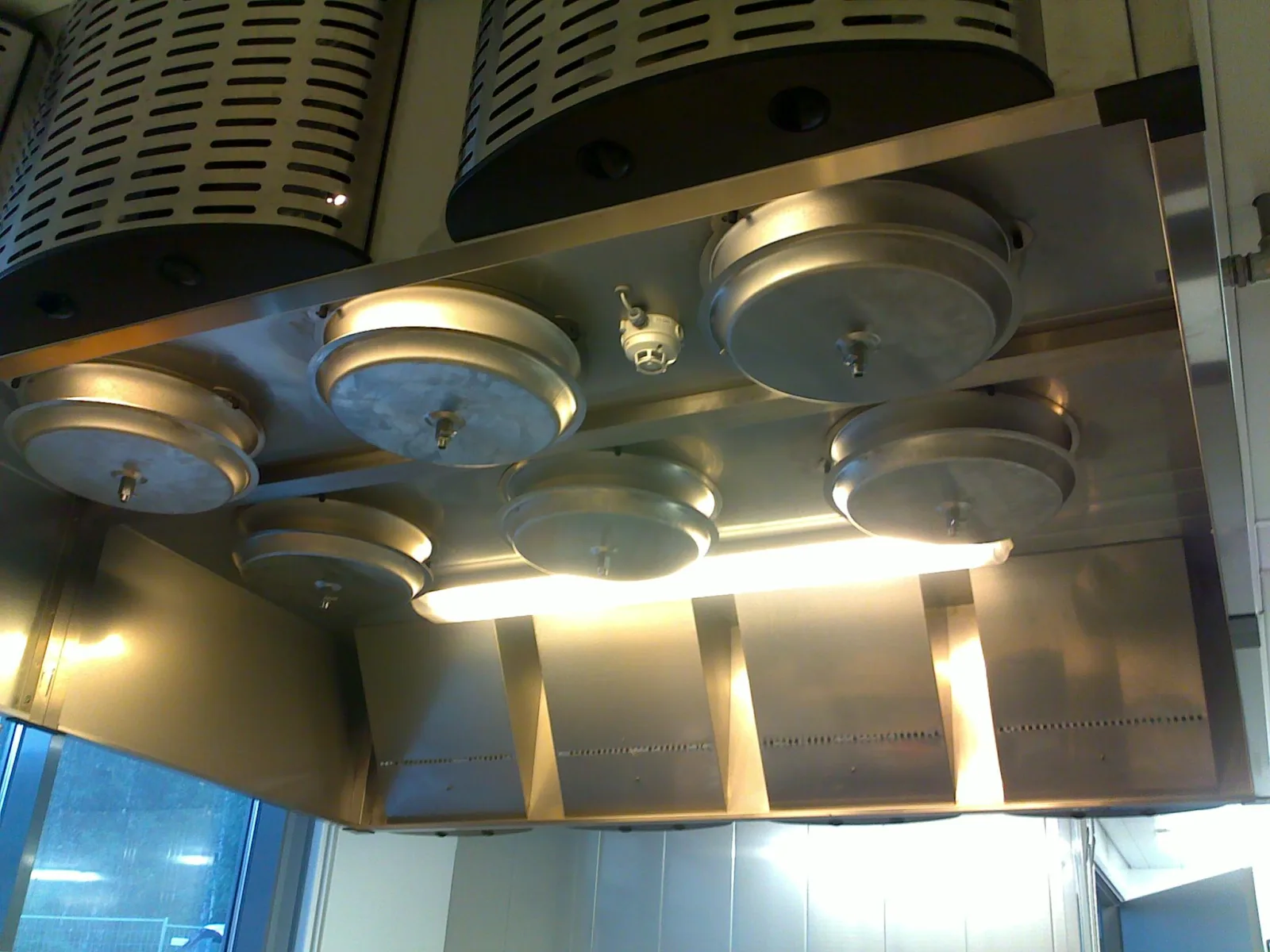 Extractor hood with turboswing filters