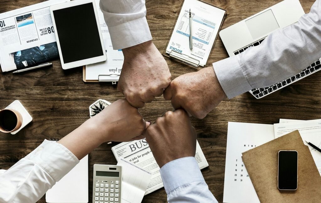 Smart Office dla zespołów hybrydowych: Jak zsynchronizować pracowników zdalnych i stacjonarnych za pomocą technologii?