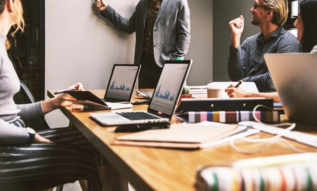 Smart Office dla zespołów projektowych: Jak zintegrować fizyczne tablice Kanban z cyfrowymi narzędziami (Jira, Trello) za pomocą IoT?