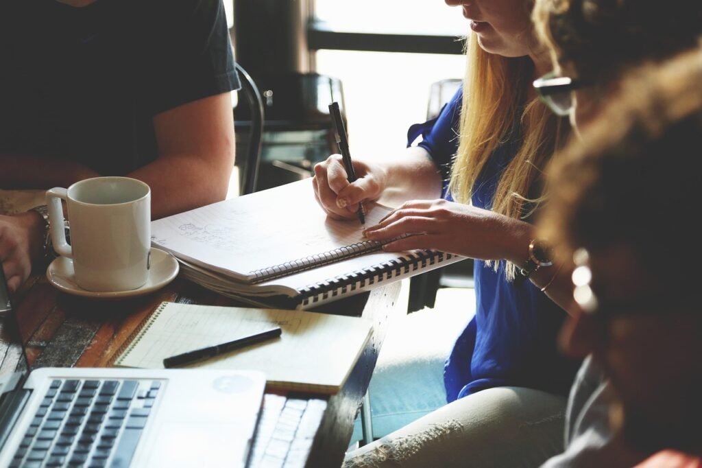 Smart Office dla zespołów kreatywnych: Jak technologie wspierają burze mózgów i współpracę projektową?