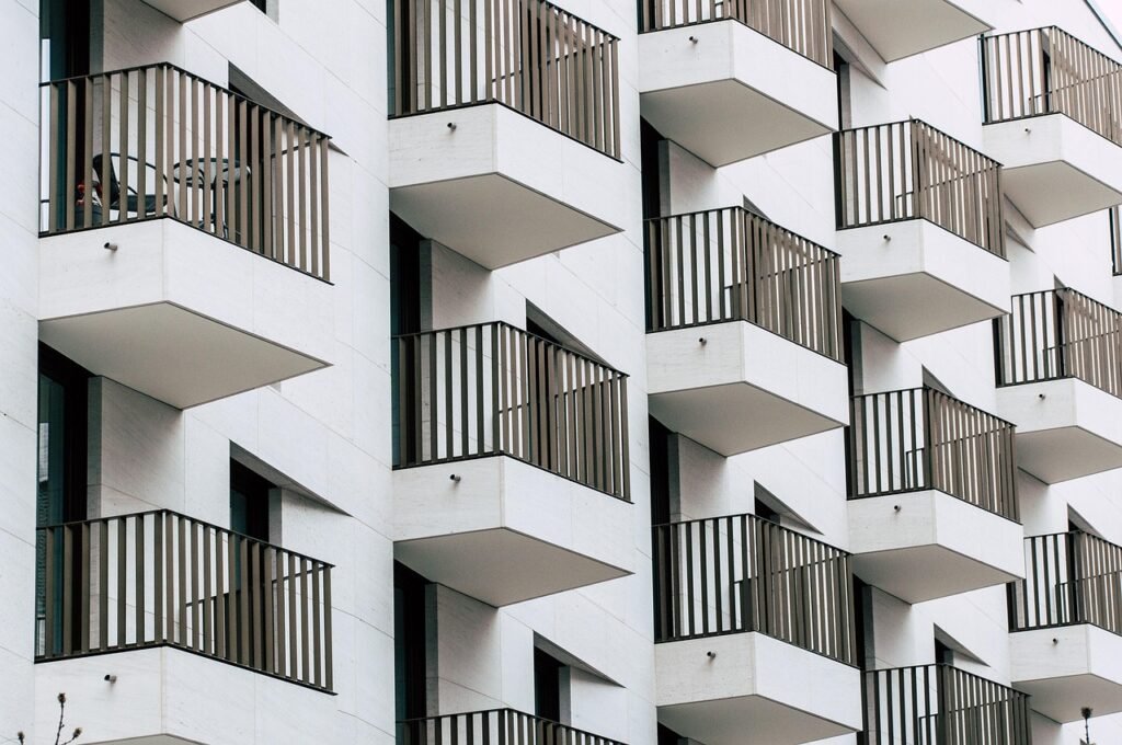 Retrofit smart home dla wynajmowanych mieszkań: Jak wdrożyć inteligentne funkcje bez ingerencji w instalację?