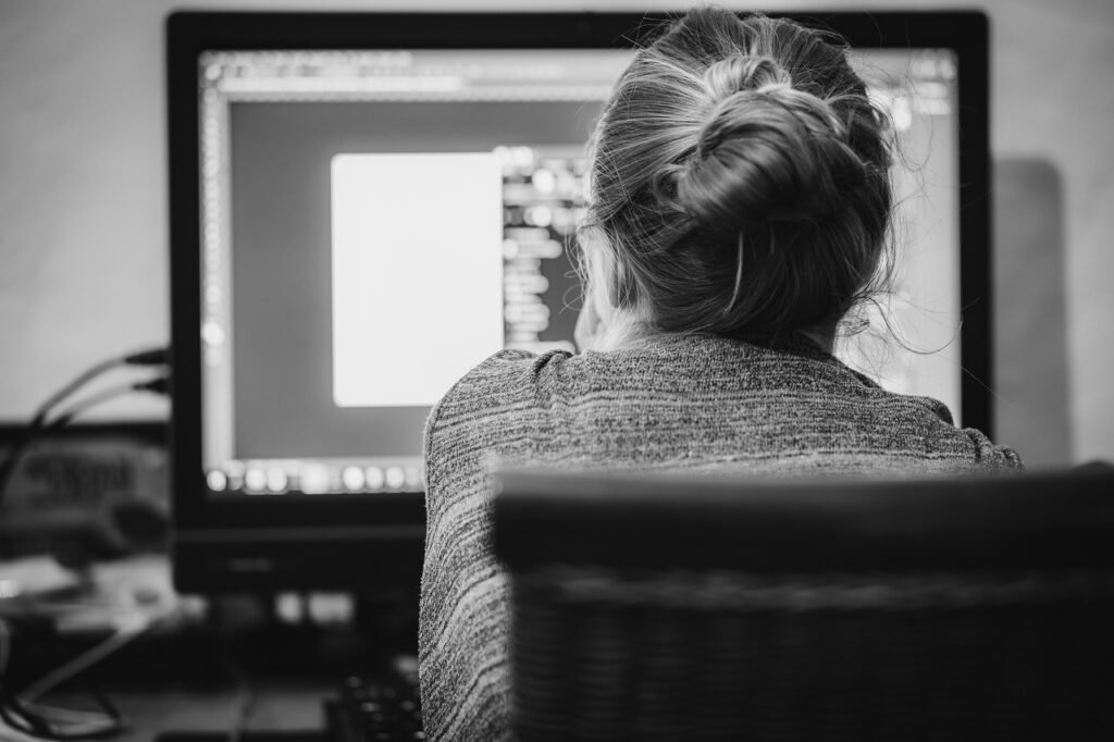 Recenzja i porównanie: Najlepsze monitory do pracy i rozrywki do 1500 zł w 2026 – test IPS, VA i TN