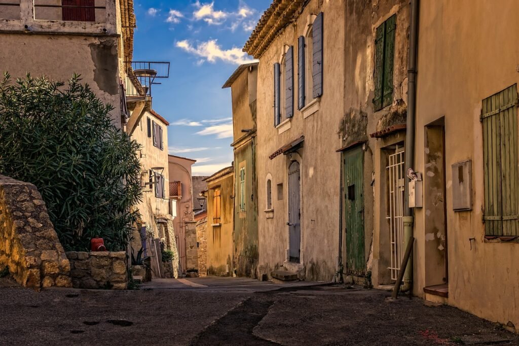 Scenariusze „Wakacje”: Jak skonfigurować inteligentny dom, by symulował obecność i chronił mieszkanie podczas wyjazdu