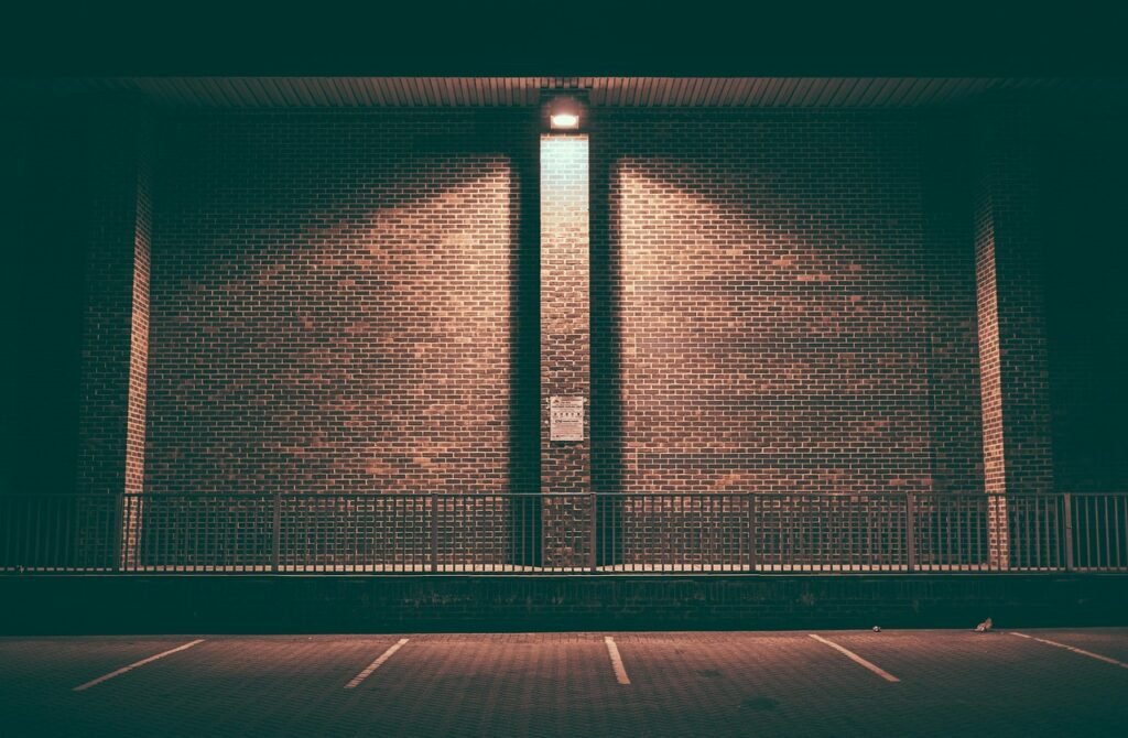 Inteligentne systemy zarządzania parkingiem dla firm. Jak optymalizować miejsca i redukować korki?