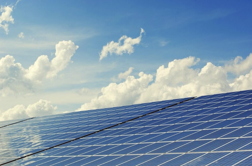 Inteligentne zarządzanie energią z fotowoltaiki: Jak systemy smart home kierują nadwyżki prądu do podgrzewania wody i ładowania EV?