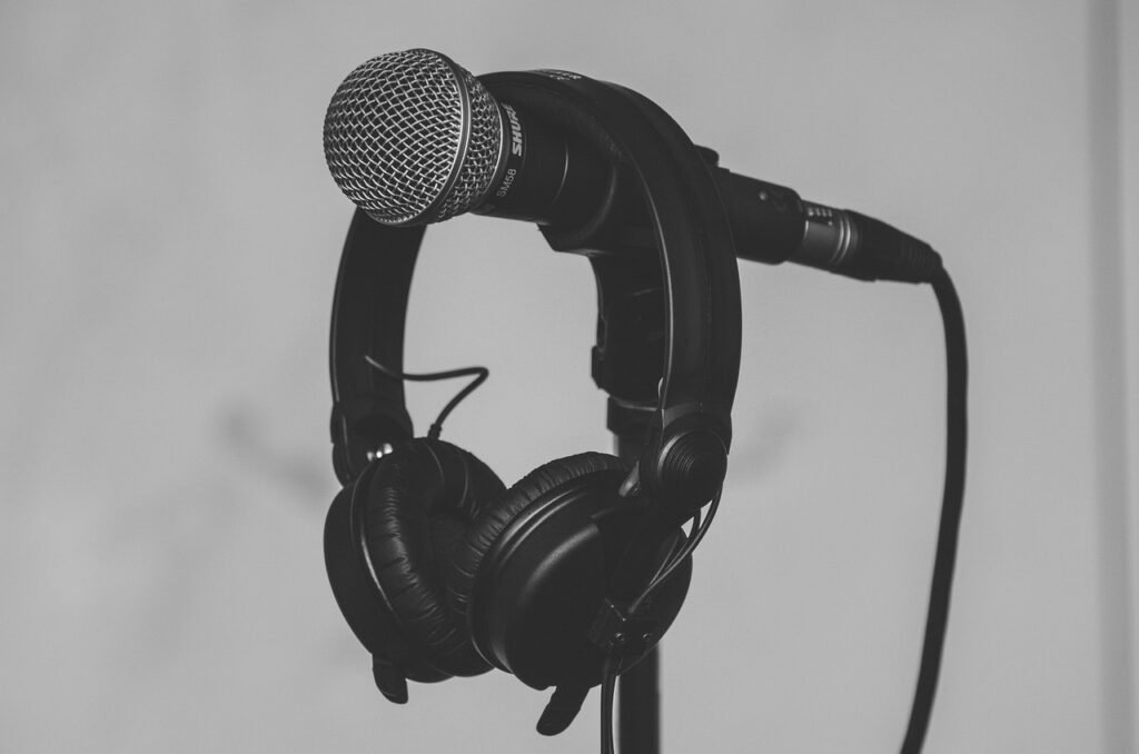 Jak zbudować domowe studio podcastowe za mniej niż 2000 zł? Lista niezbędnego sprzętu i oprogramowania