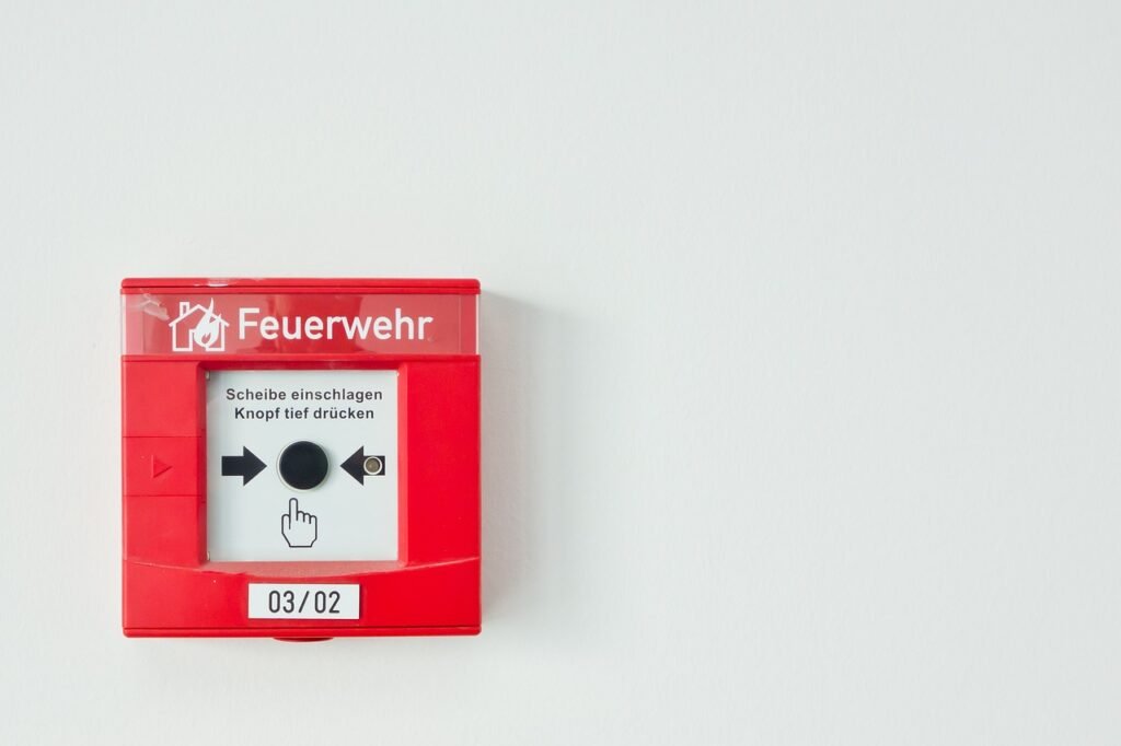 Inteligentne czujniki dymu i gazu: Jak wybrać, zamontować i zintegrować z systemem alarmowym smart home?