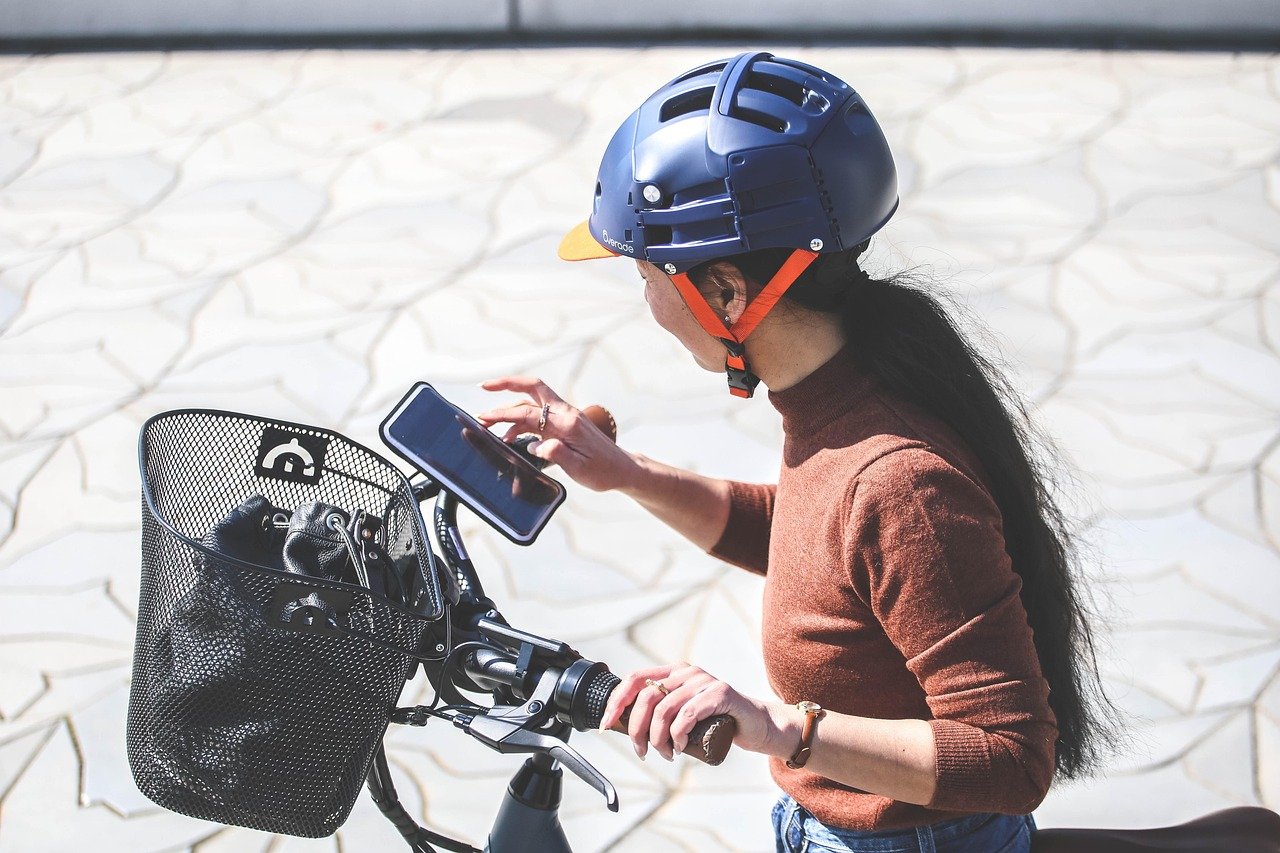 phone holder, bicycle, helmet, foldable helmet, cyclist, bicycle basket, overade, paris, la villette, telephone, electric bike, plixi, plixi fit, basket