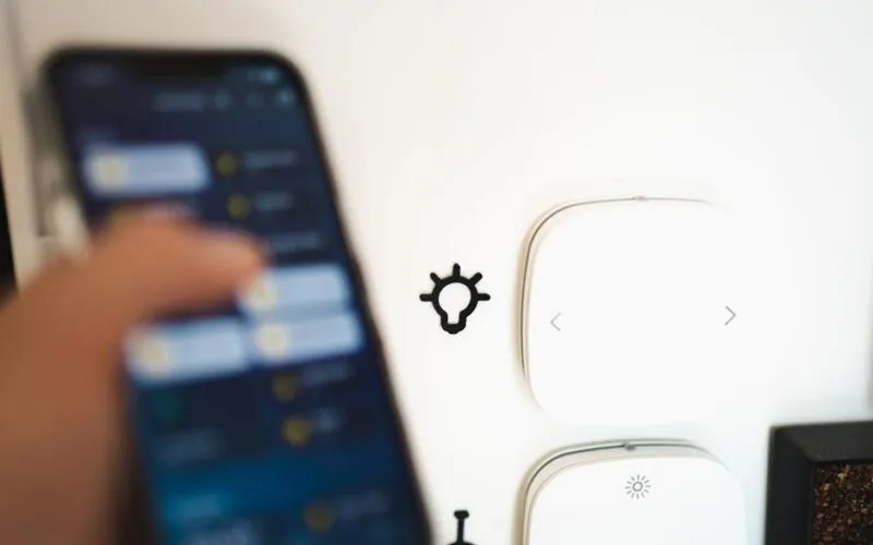 Jak zbudować ekosystem smart home od zera? Praktyczny przewodnik wyboru pierwszej platformy i kompatybilnych urządzeń