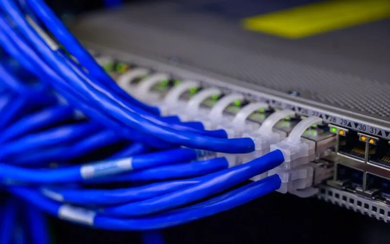 Zbuduj domowy serwer mediów: Plex, Jellyfin i bezpieczeństwo 2026
