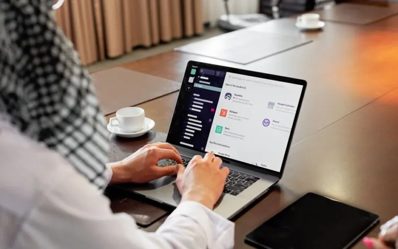 Jak zintegrować system rezerwacji sal i stanowisk z Microsoft Teams lub Slack? Automatyzacja spotkań krok po kroku.
