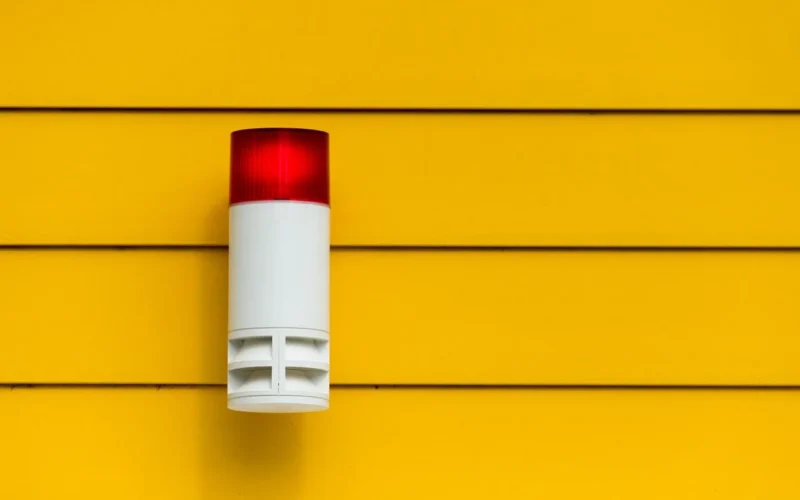 Inteligentny system alarmowy DIY: Jak zbudować własne zabezpieczenie domu z kamer, czujników i syreny bez abonamentu