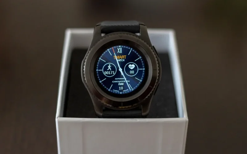 technologia, smartwatch, zegarek na rękę, krokomierz, pulsometr, styl, tarcza zegarowa, sport, mobilne, monitoring snu, tarcza zegara, pomiar czasu, zegarek, godzina, wskazówki zegara, nadgarstek, czarny