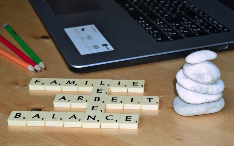 work-life balance, praca, praca i rodzina, odszkodowania, komputer, technologia, gabinet, notatnik, internet, biznes, czytać, work-life-balance, homework, praca w domu, tabletki, online, laptop, połączenie, rodzina